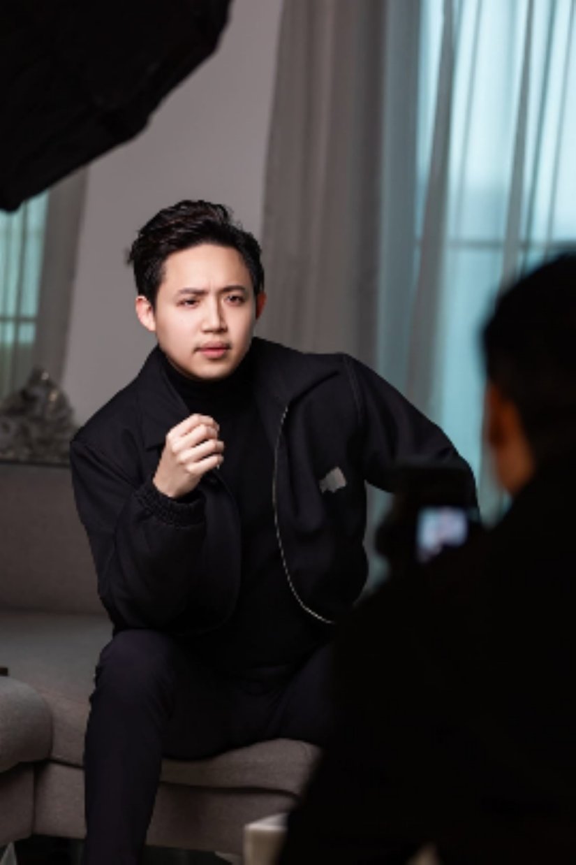 Daniel Ng（大牛）正在被拍摄